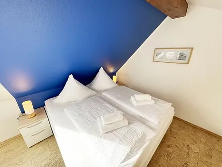 Schlafzimmer mit Doppelbett