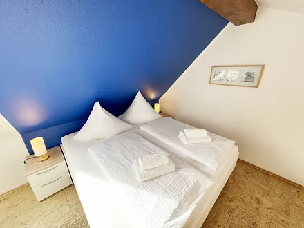 Schlafzimmer mit Doppelbett