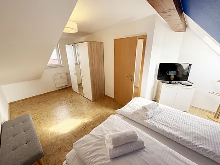 Schlafzimmer Kleiderschrank und Sitzbank