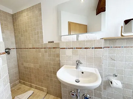 Badezimmer mit Dusche