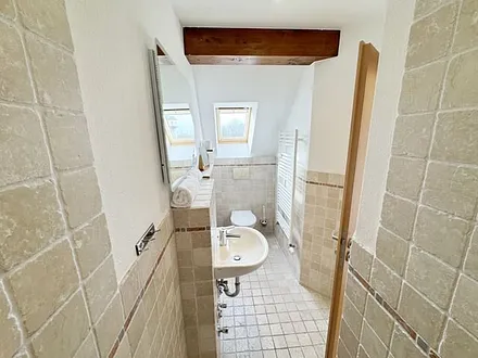 Badezimmer mit Fenster