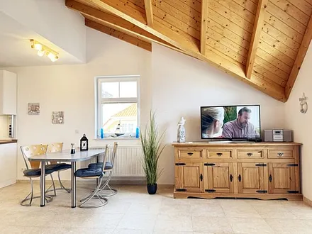 Wohnbereich mit Esstisch und Stühlen