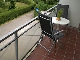 Balkon mit Tisch und Liegestühle
