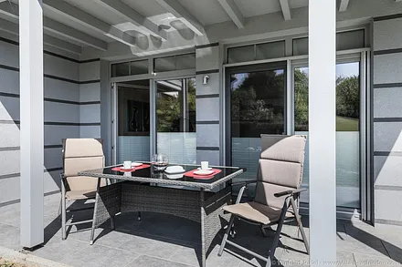 Terrasse mit Tisch und Stühle