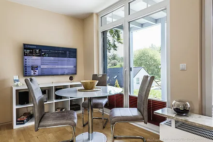 Wohnzimmer - Esstisch und Fernseher