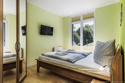 Schlafzimmer mit Doppelbett