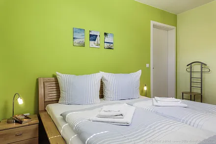 Doppelbett, Nachttisch mit Leselampen