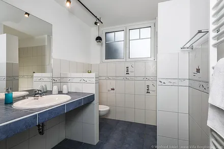 Bad mit Dusche, Waschtisch, Handtuchtrockner