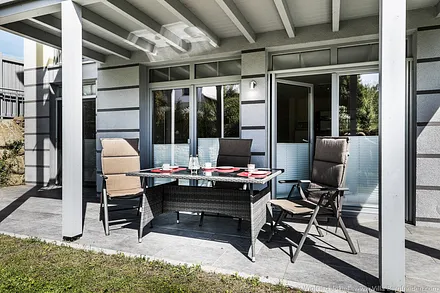 Terrasse mit Tisch und Stühle