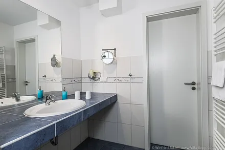 Bad mit Waschtisch und Fön