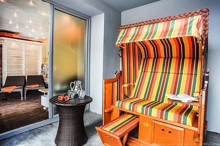 Sauna - Außenbereich mit Strandkorb