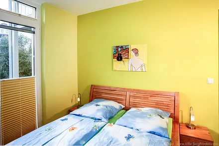 Schlafzimmer 1 mit Doppelbett mit Leselampen