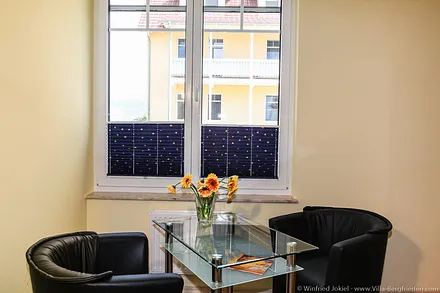 Schlafzimmer 2 mit Tisch und Sesseln