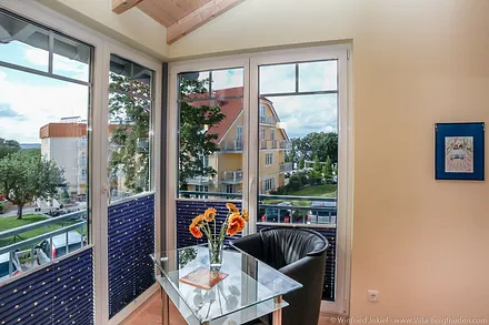 Schlafzimmer 2 mit Tisch und Sessel