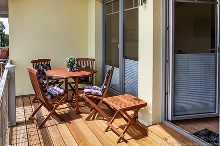 Balkon mit Tisch und Stühle