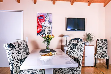 Wohnzimmer mit Esstisch