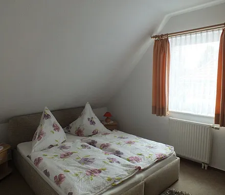 Erstes Schlafzimmer mit Doppelbett