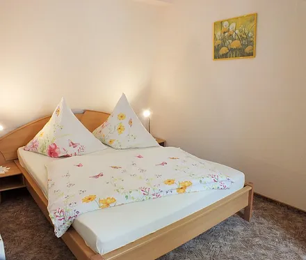 Schlafzimmer mit Doppelbett