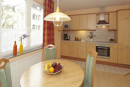 vollausgestattete Küchenzeile im kombinierten Wohn-/Küchenbereich