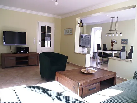 Max Wohnzimmer mit Blick in den Küchenbereich