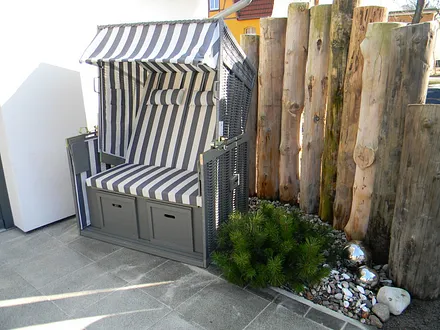 Der Strandkorb für das Sonnenbad auf der Terrasse