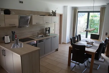 Der Essbereich mit Küche und Tischgruppe