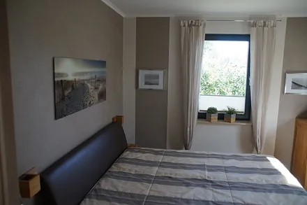 Das Schlafzimmer mit einem Doppelbett(1,80 m breit) 