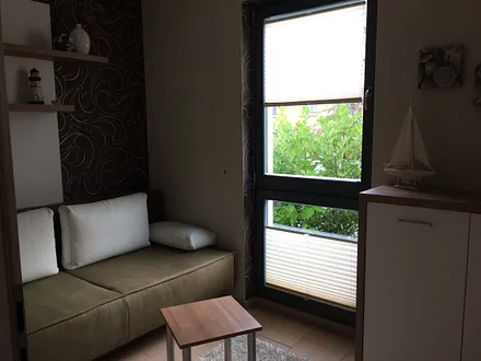 Das kleine Schlafzimmer mit ausziehbarer Couch