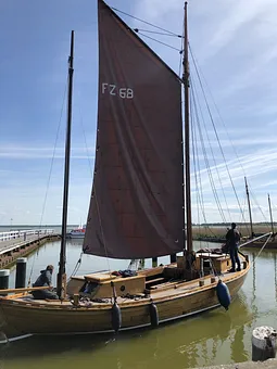 Sehr empfehlenswert ein kleiner Segeltörn mit dem Zeesboot auf dem Bodstedter Bodden