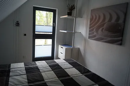 Das Schlafzimmer mit großem Bett (1,80m breit)