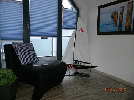 gemütliche Leseecke vor dem Balkon