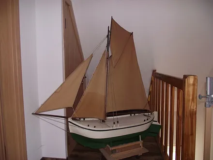 Altes Boot im Flurbereich