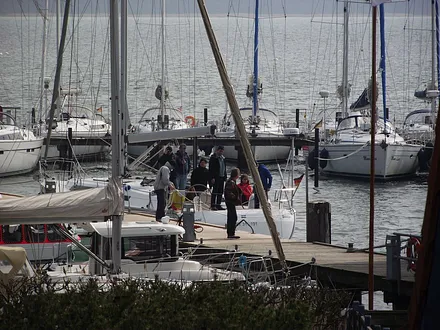 Blick vom Hof auf den Hafen ( Breeger Bodden)