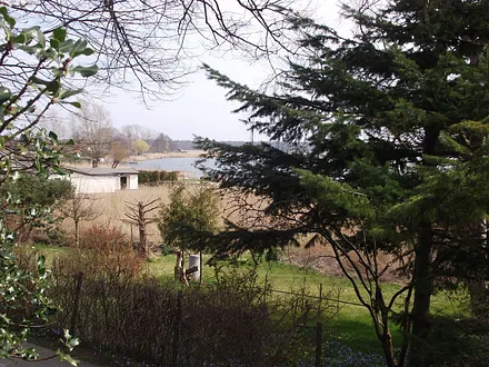 Blick vom Hof auf den Boddenweg und Breeger Bodden