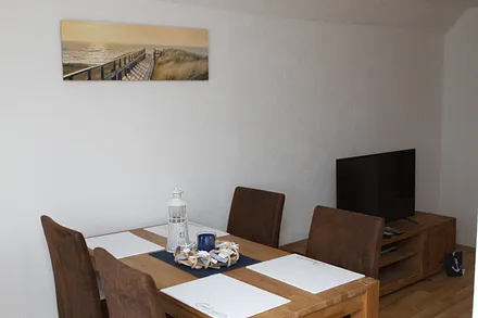 Wohnlandschaft mit Sat-TV