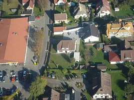 Fe.Wo. liegt in der Mitte vom Bild -links großes Dach ist der EDEKA- MARKT