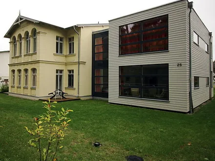 Blick vom Weg am Küstenwald auf das Haus