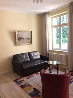 Wohnraum mit Schlafsofa als Aufbettung