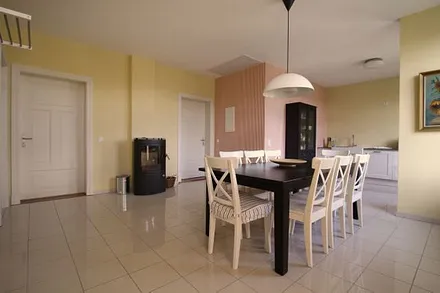 Essraum mit offener Küche und Zugang zu den Zimmern