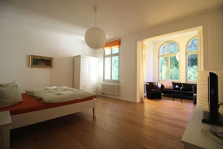 Schlafzimmer 2 mit Sitzbereich im Erker
