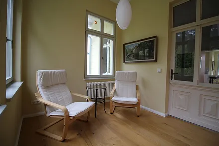 Erker mit Sitzgruppe angrenzend zu Schlafzimmer 1