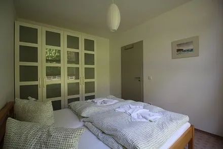 Schlafzimmer 1 mit viel Stauraum