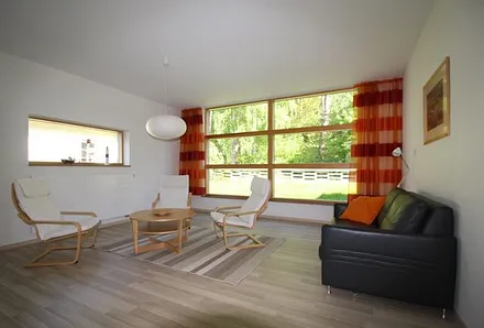 Wohnraum mit Blick zum Wald