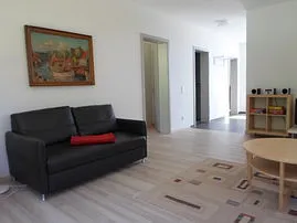 Wohnzimmer mit Durchgang zu den Zimmern