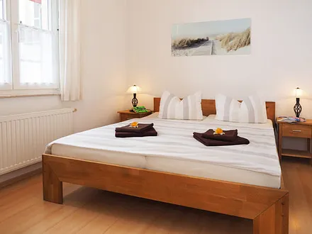 Schlafzimmer mit Doppelbett