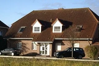 Die Wohnung befindet sich im Erdgeschoss links