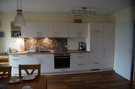 Küchenzeile mit Spülmaschine und Backofen 