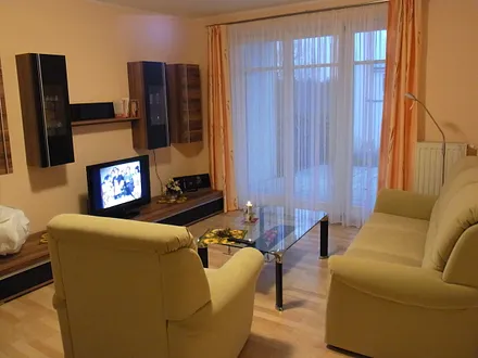 Sitzgruppe im Wohnzimmer, mit Blick über die Terasse.