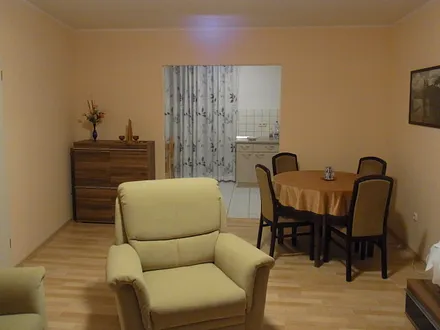 Wohnzimmer mit Blick zur Küche.