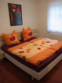 Das helle, freundliche Schlafzimmer.